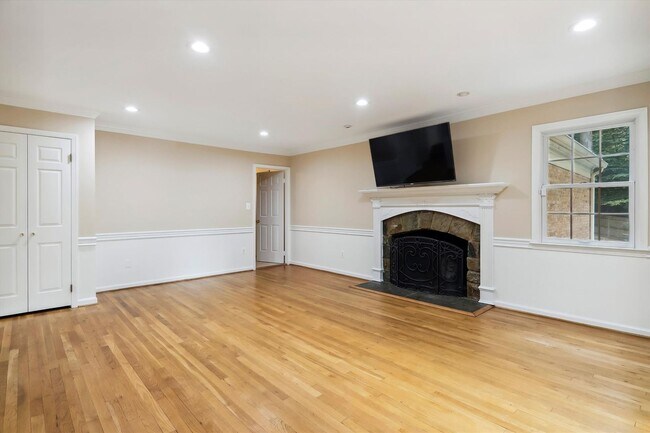 Building Photo - 5 BR 4.5 BA home with inground heated pool and extensive hardscape!
