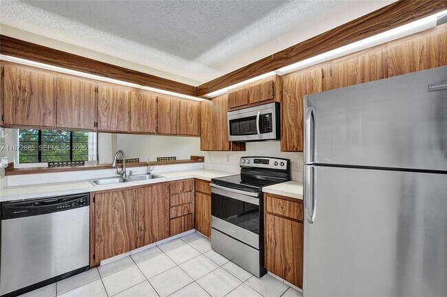 Building Photo - 1502 Whitehall Dr