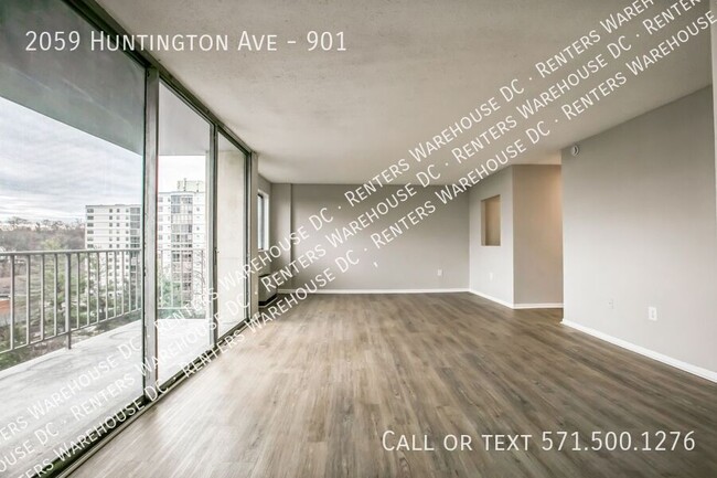 Building Photo - Stunning 9th-Floor Studio w/ Panoramic Cit...