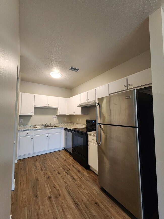 Building Photo - 2 Bedroom 2 Bath Remodeled Unit with a Bal...