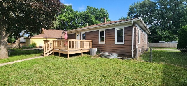 Building Photo - 2405 Maple St
