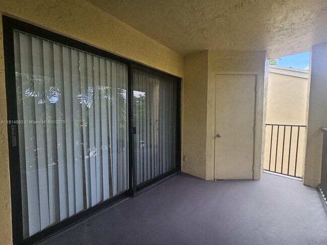 Building Photo - 9999 Summerbreeze Dr