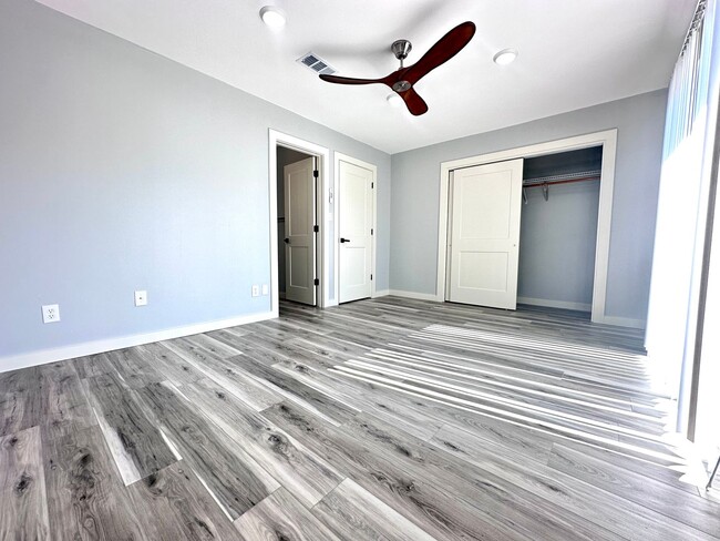 Building Photo - Beautifully Renovated 2B/2.5B Townhome wit...