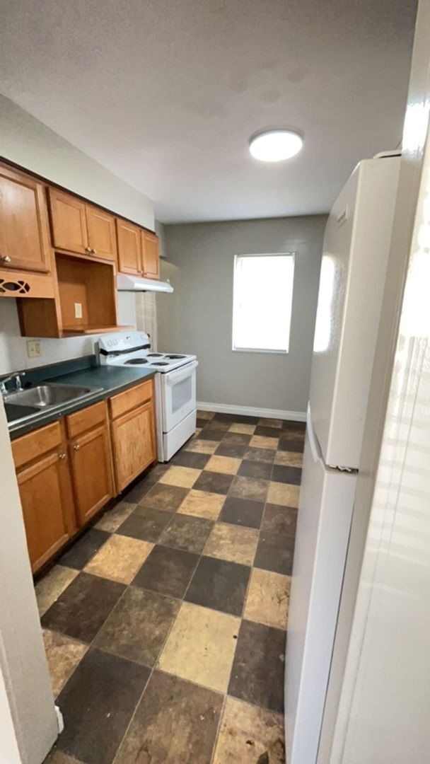 Building Photo - *AVAILABLE IN JUNE!* BIG BACKYARD - 2 BEDROOMS!