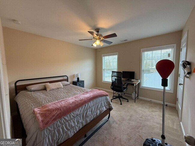Building Photo - 1055 Hampton Oaks Dr
