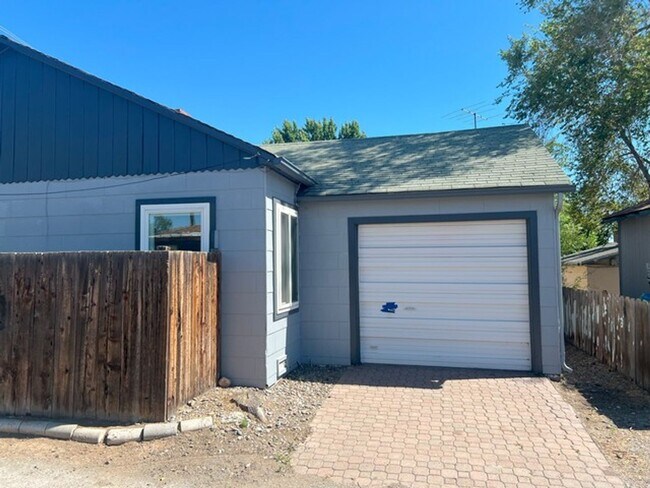 Building Photo - Two Bedroom Conveniently located in Cen...