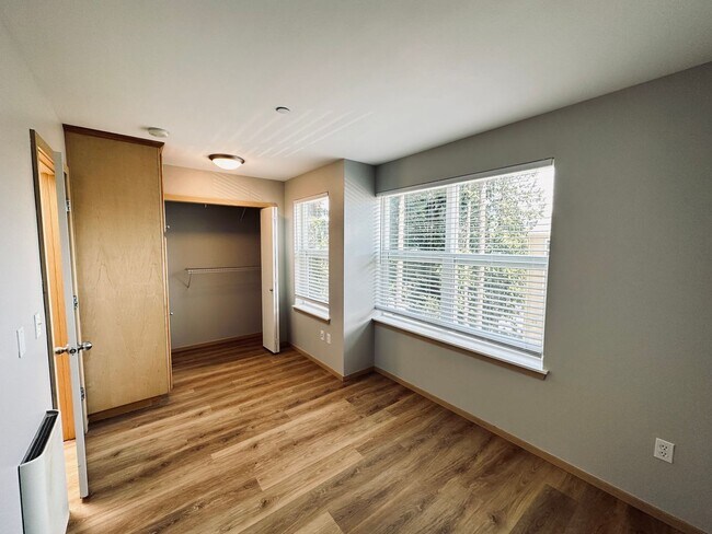 Building Photo - Shoreline - 2 Bedroom plus 1 den/ 2 Bath T...
