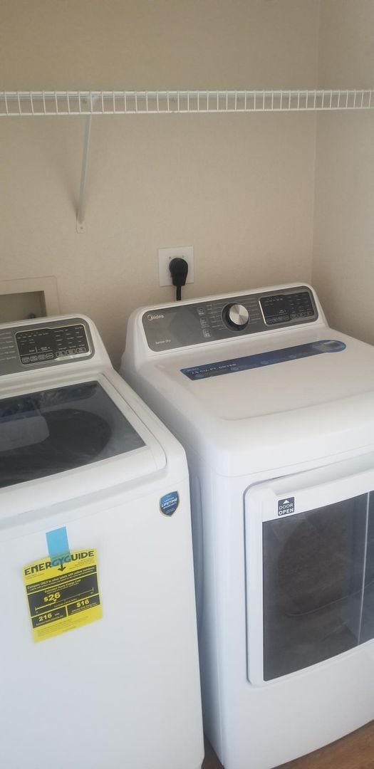 Building Photo - Updated 1x1 Spacious 806 square feet w/balcony on the top floor!