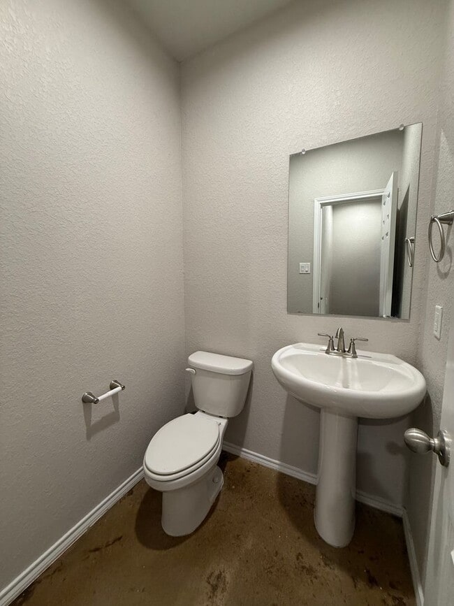 Building Photo - Beautiful Modern 3-Bed, 2-Bath Duplex with...