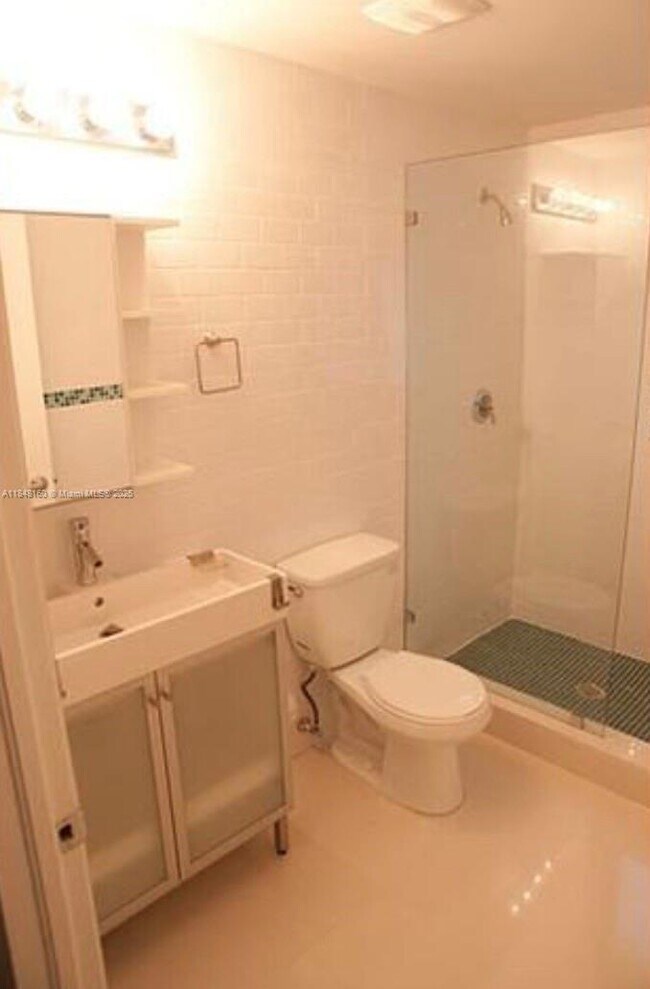 Building Photo - 6891 Bay Dr