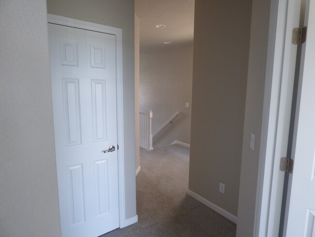 Building Photo - $0 DEPOSIT OPTION. 3 BED/2BATH END UNIT @ ...