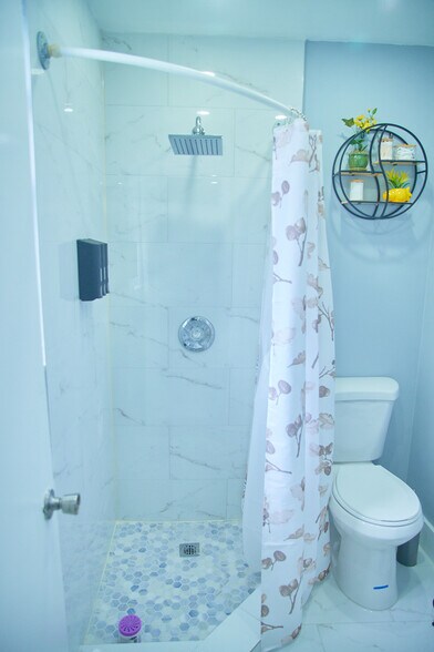 Building Photo - 414 N 60th Way