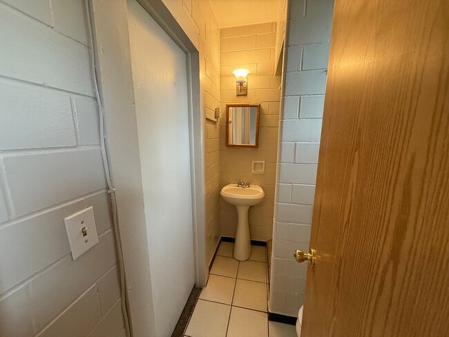 Building Photo - One bedroom, One bathroom front/back duplex. Pet Friendly! Located in Scottsbluff!