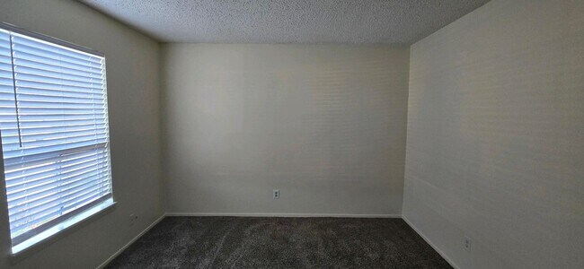 Building Photo - AVAILABLE NOW! 2 Bed / 1.5 Bath Townhome in Longview!