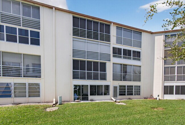 Building Photo - 2048 Newcastle A