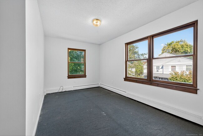 Building Photo - 33 Guilford St