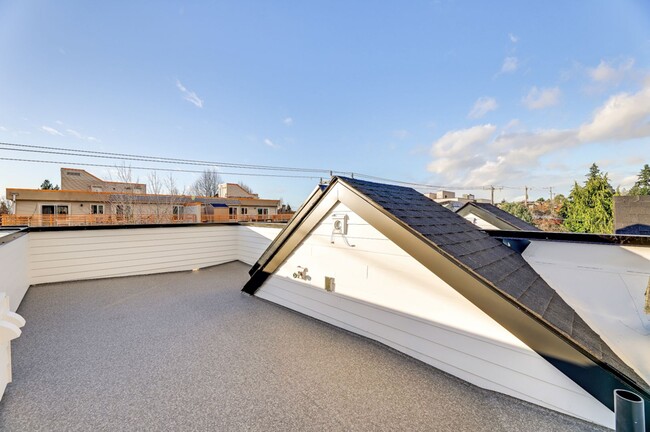 Building Photo - West Seattle Townhome w/ Rooftop Deck, Par...