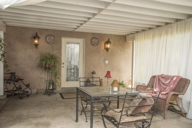 Covered Private patio - 11715 Kling St