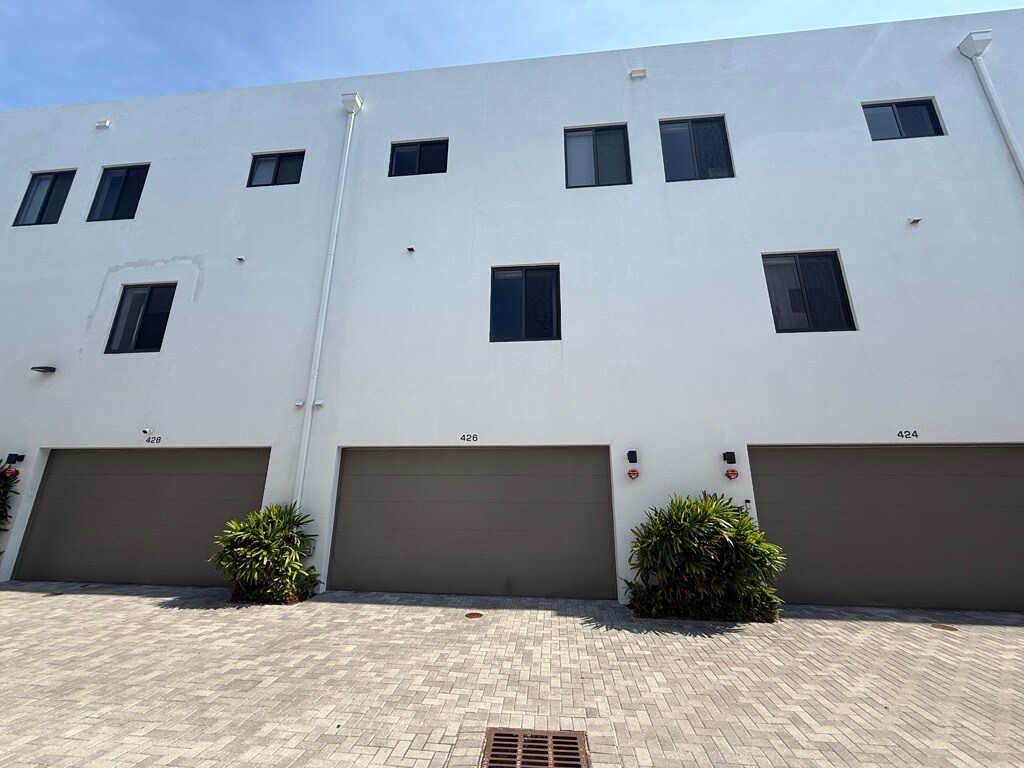 Building Photo - 426 SE 12th Ct