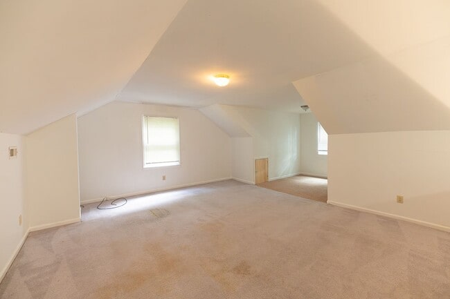 Building Photo - Spacious 3100 sq ft 3 bedroom 2.5 bath home on over 1.5 acres in Oak Ridge NC w/2 car garage