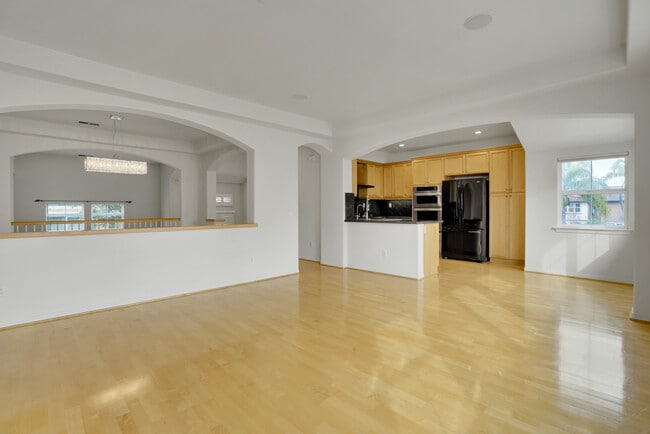 Building Photo - 2889 Plaza del Amo