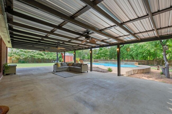 Building Photo - 222 Primrose Dr