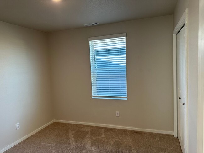 Building Photo - Newer 4 bedroom 2.5 bathroom house!