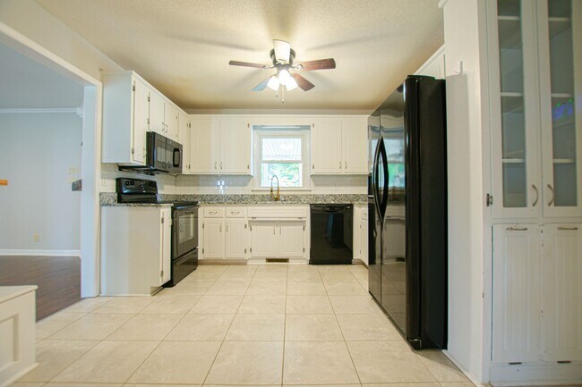 Building Photo - Pet Friendly Three Bedroom!