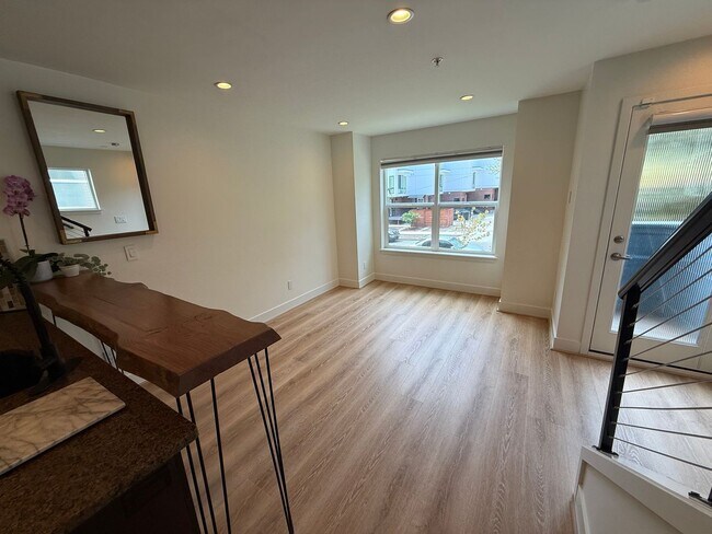Building Photo - Modern Townhome Just One Block from Green ...