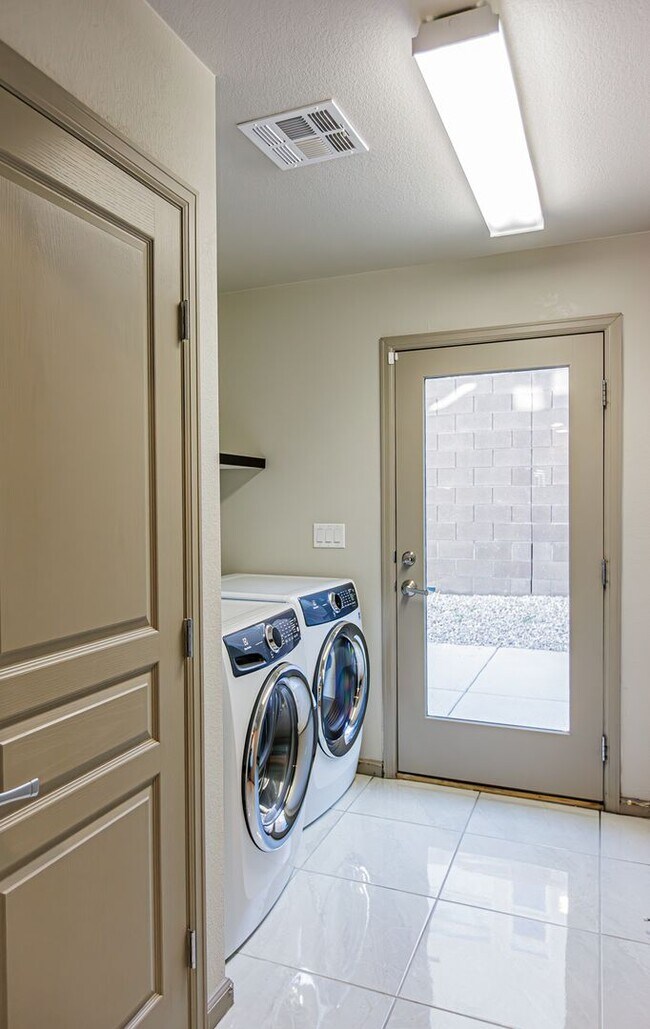 Building Photo - Rooftop Balcony