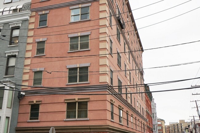 Building Photo - 84 Bloomfield St