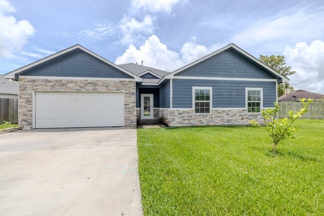 Building Photo - 2422 Cardinal Dr