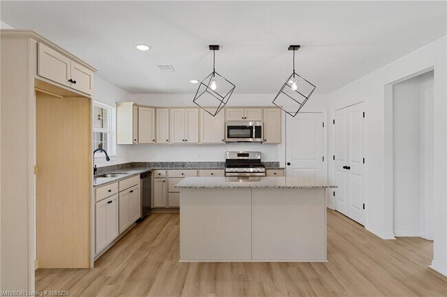 Building Photo - 2020 Country Club Ave