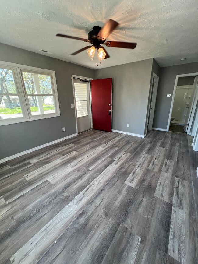 Building Photo - 3 bedroom/1 bathroom house