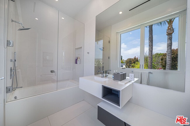 Building Photo - 511 N Rexford Dr