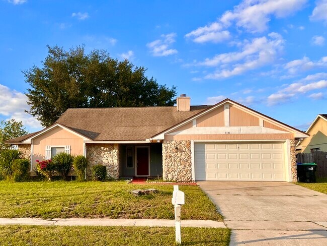 Primary Photo - Spacious 3 bedroom 2 bath 2 car garage hom...
