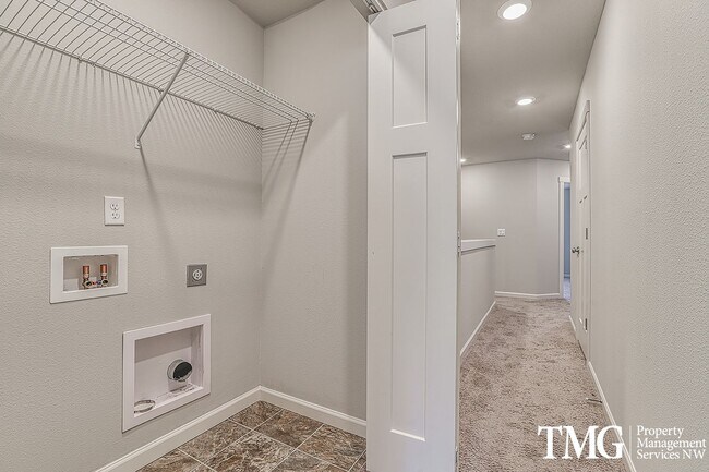 Building Photo - 3 Bedroom, 2.5 Bath Townhome In Ridgefield!