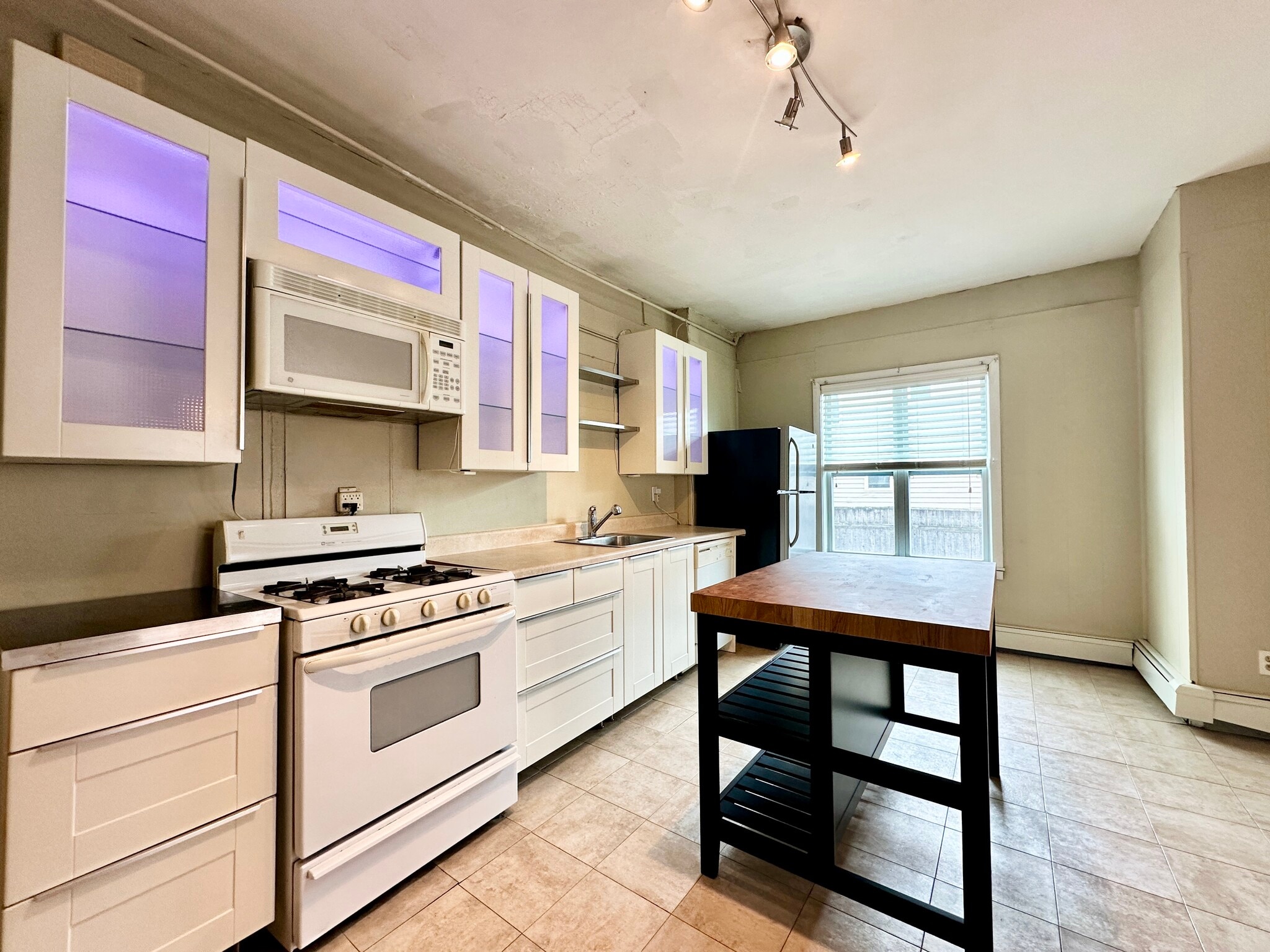 Building Photo - 48 America St