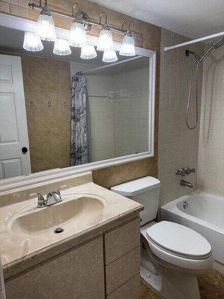 Building Photo - 712 Sunny Pine Way