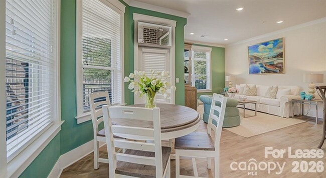 Building Photo - 16408 Holly Crest Ln