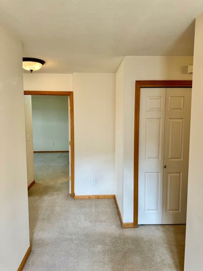 Building Photo - 2 Bedroom, 2 Bathroom Townhouse