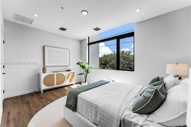 Building Photo - 529 NE 61st St