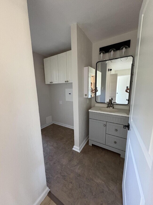 Building Photo - Updated Lauriedale 1 bd/1 ba Condo | Cats Welcome | Pools, Gym & Covered Parking | 10' x 10' Stor...