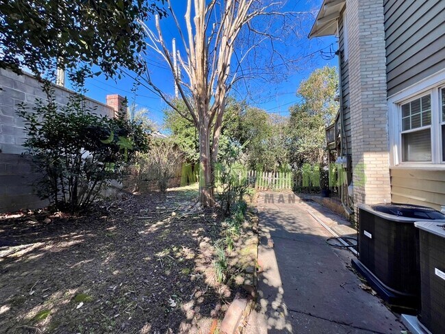 Building Photo - 2417B Clark Street