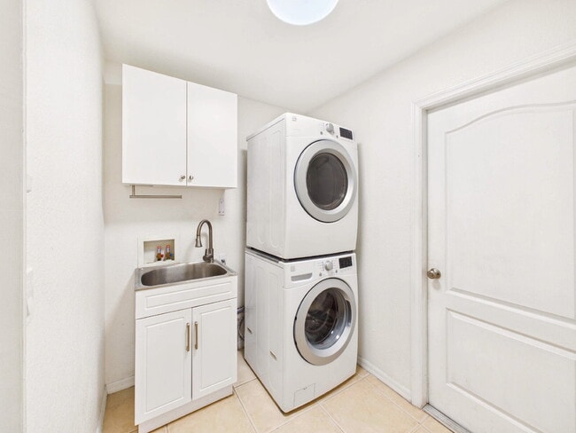 Building Photo - Furnished 4-Bedroom Home with Private Pool...