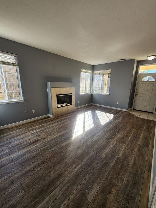 Building Photo - Gorgeous 4 Bed, 2 Bath Home with Large Garage and Fenced Backyard