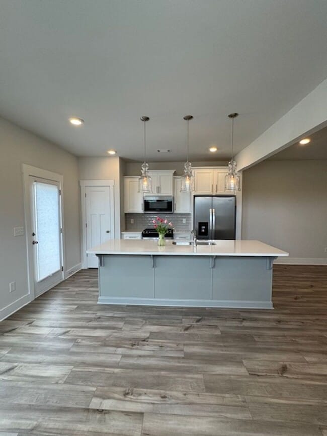 Building Photo - Gorgeous 3 Bedrooms-2.5 Baths - Prime Loca...