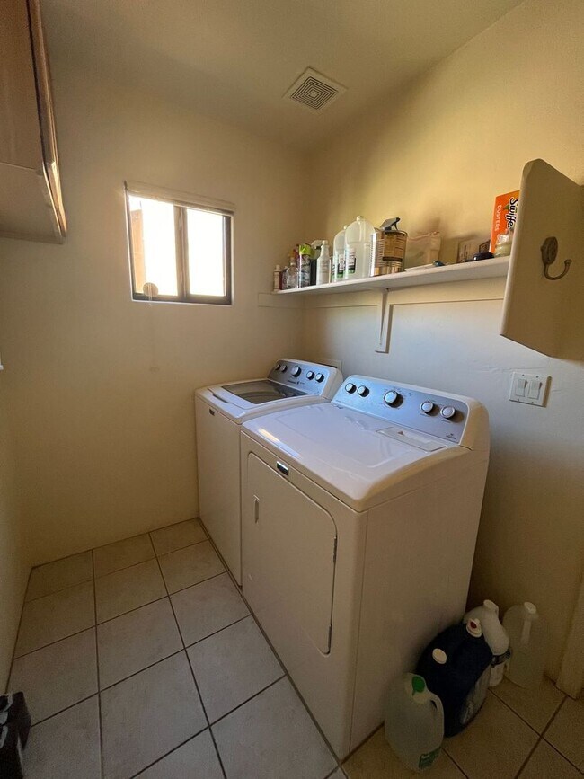 Building Photo - Furnished monthly rental home with long te...