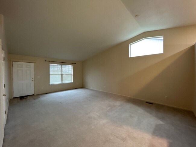 Building Photo - 3 Bedroom / 2 Bathroom Home in NE Madras - PENDING APPLICATION