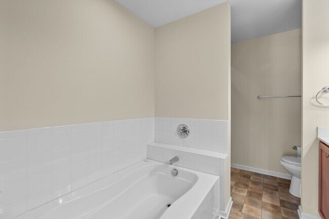 Building Photo - Spacious Condo in Norfolk